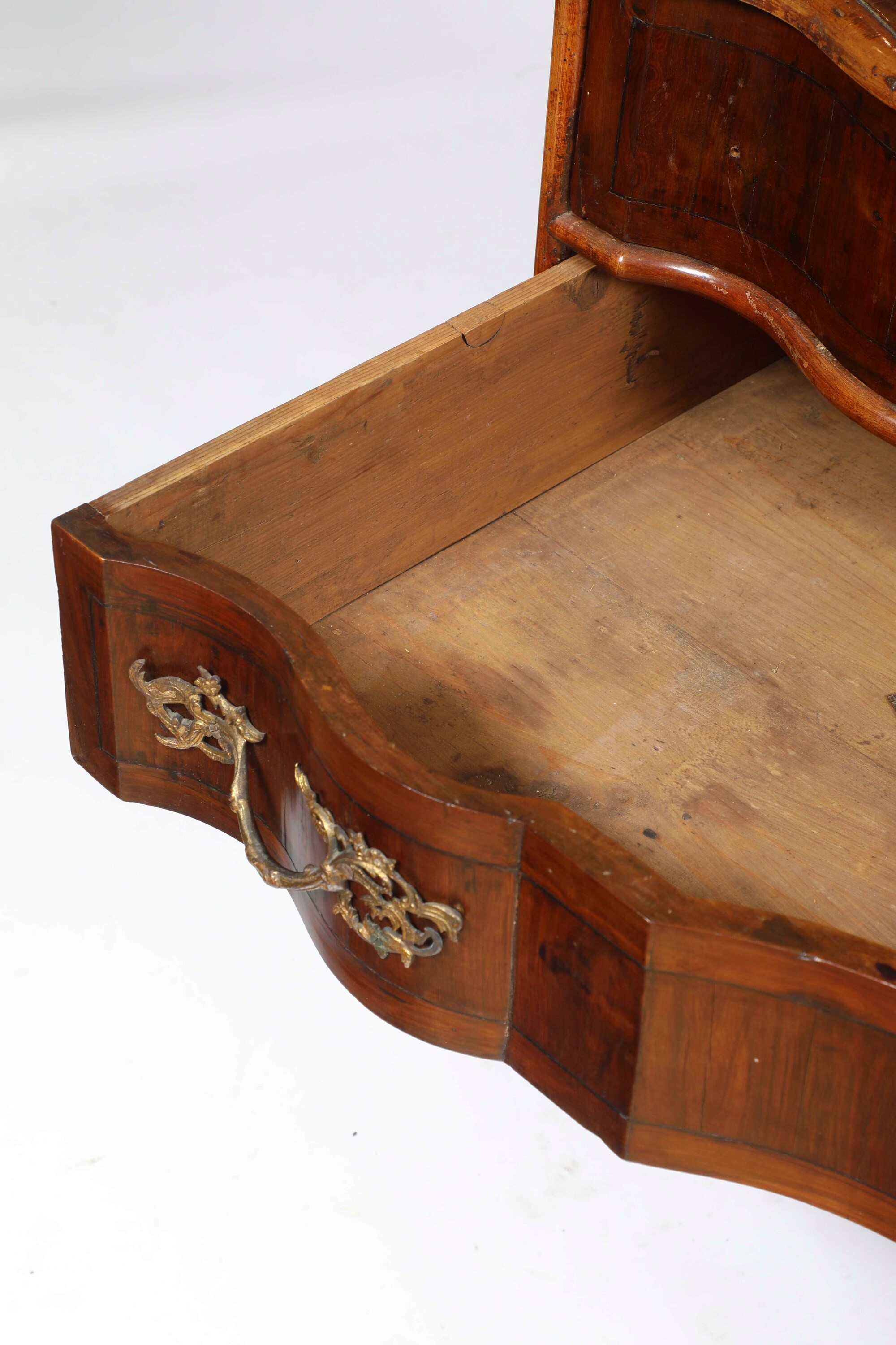 Cassettone in legno lastronato, fronte mosso a due cassetti