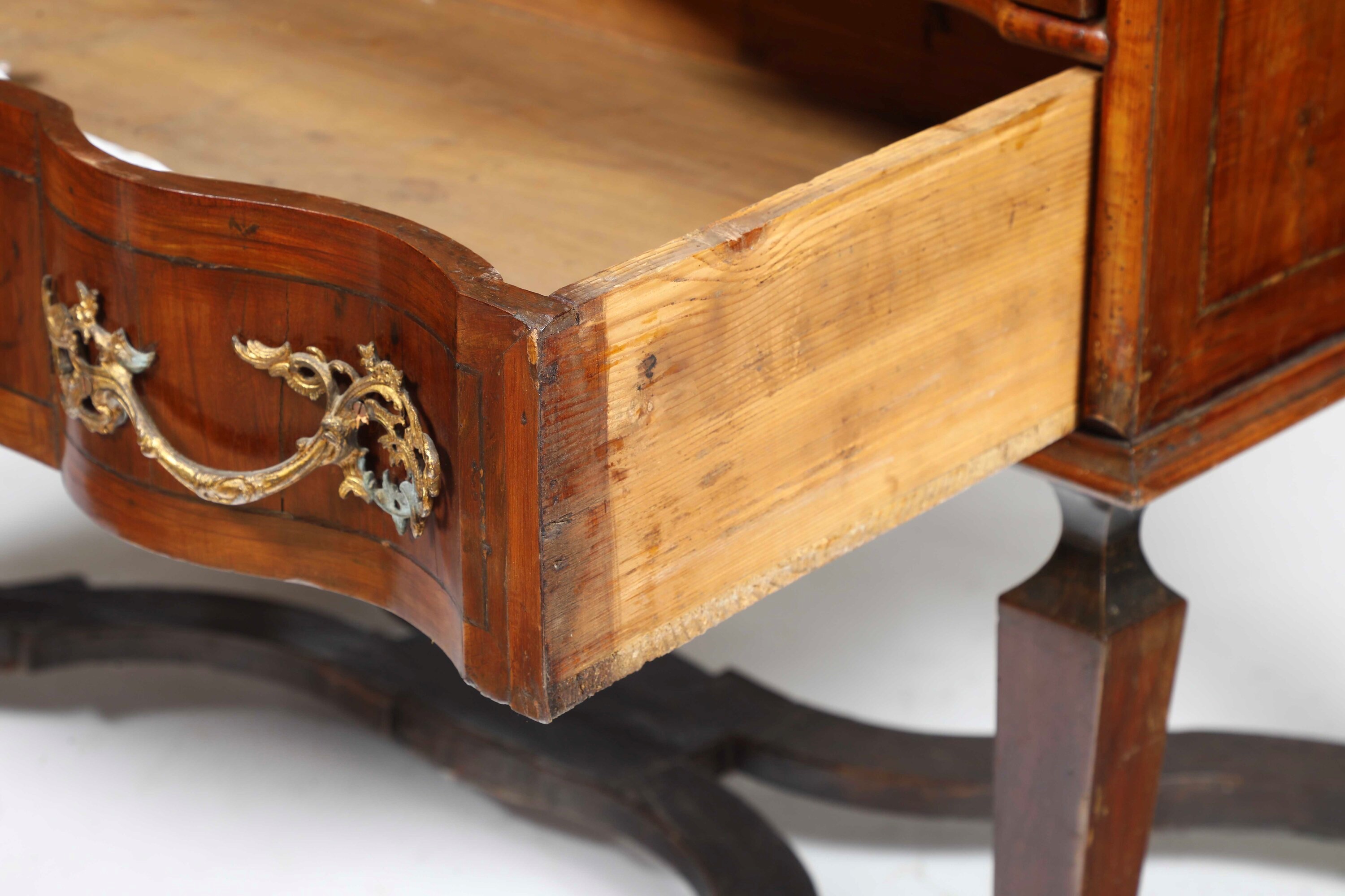 Cassettone in legno lastronato, fronte mosso a due cassetti