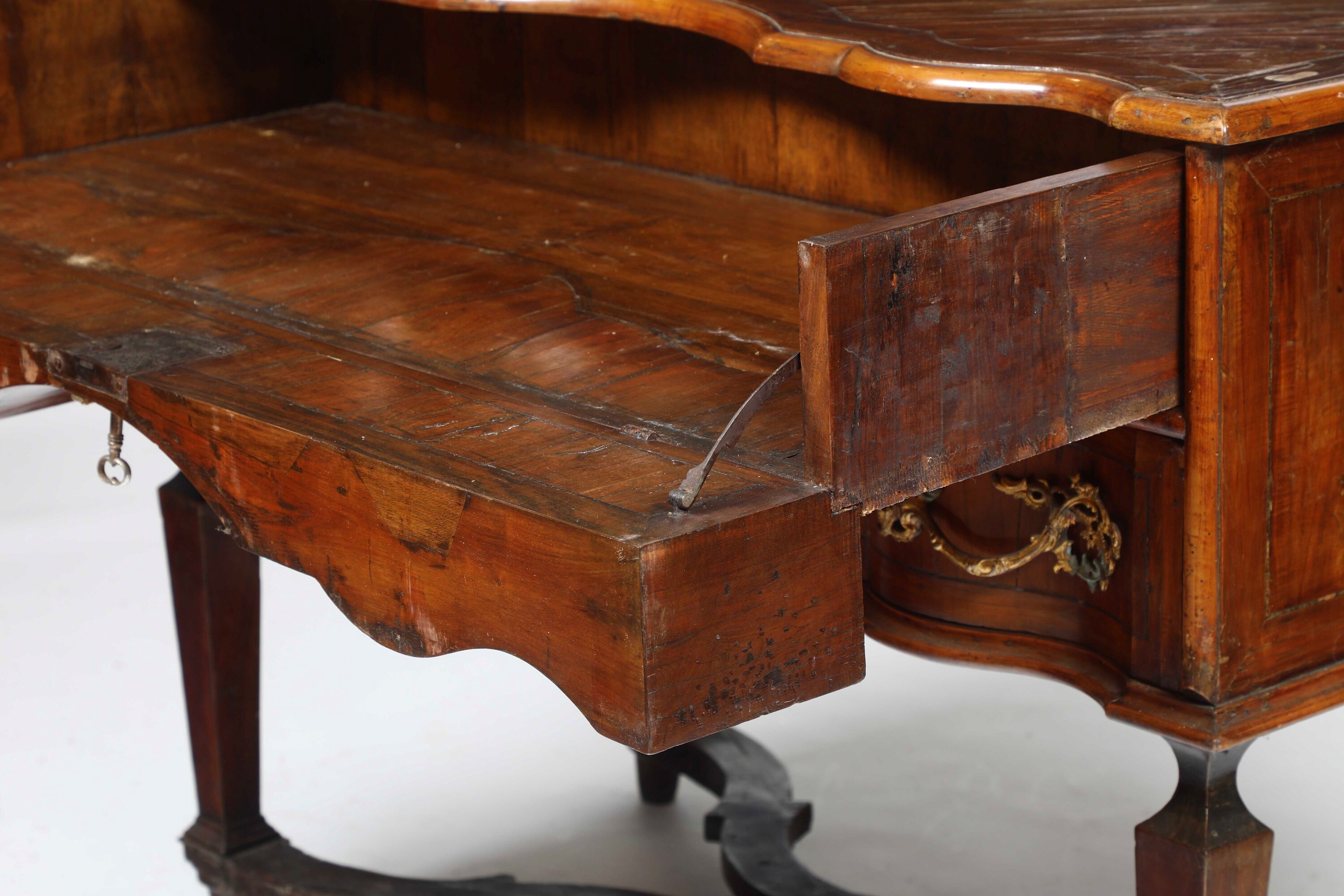 Cassettone in legno lastronato, fronte mosso a due cassetti