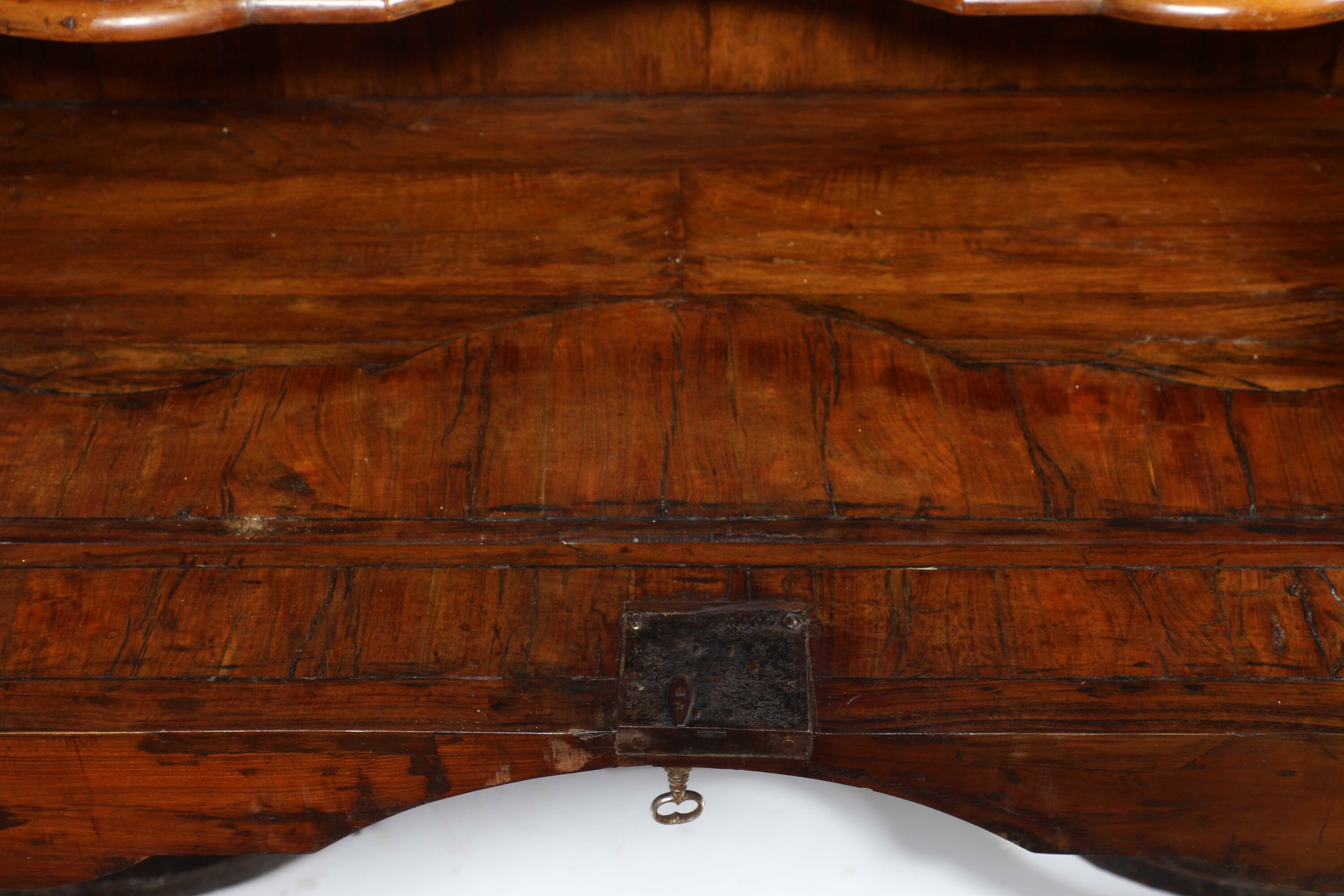Cassettone in legno lastronato, fronte mosso a due cassetti