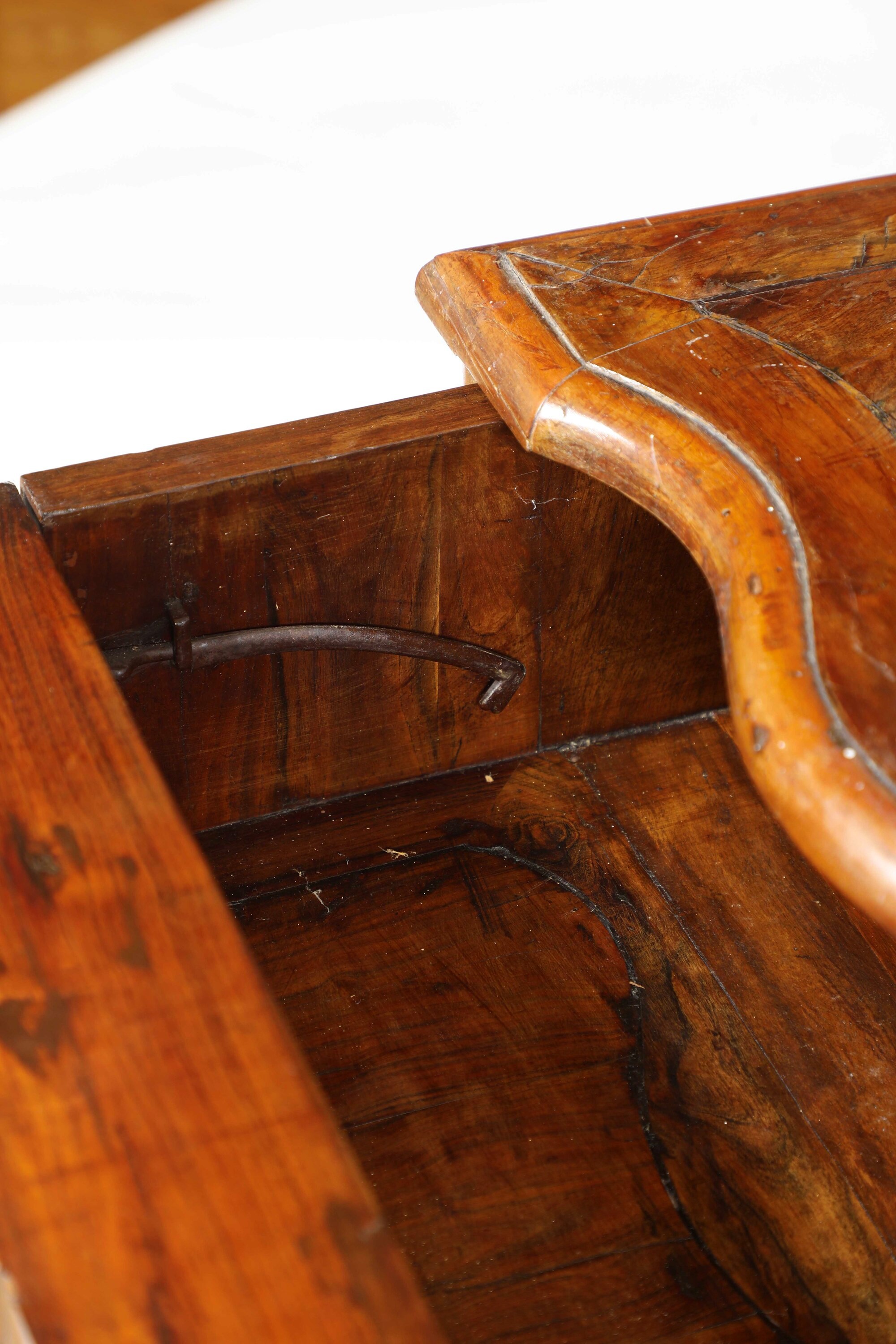 Cassettone in legno lastronato, fronte mosso a due cassetti