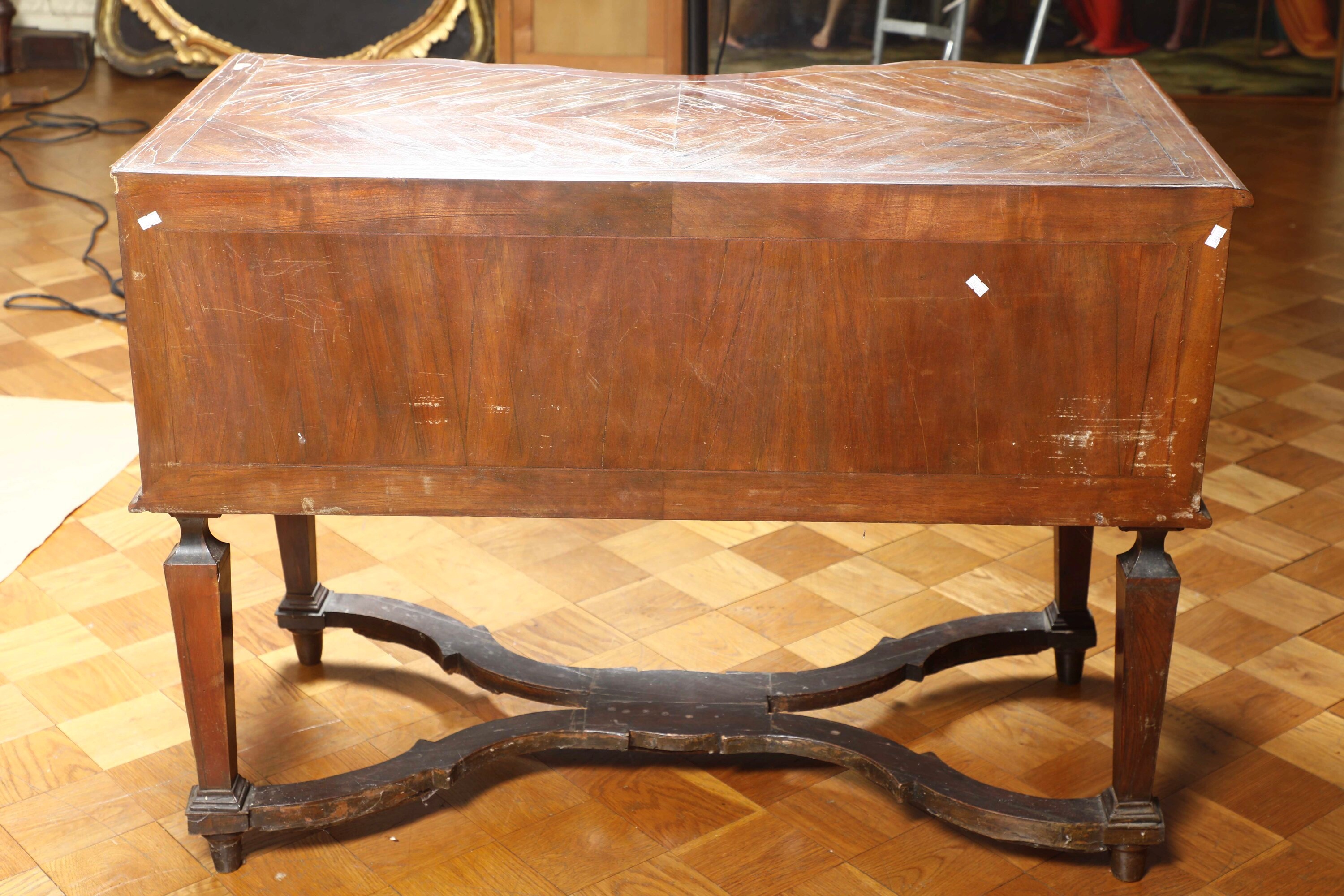 Cassettone in legno lastronato, fronte mosso a due cassetti