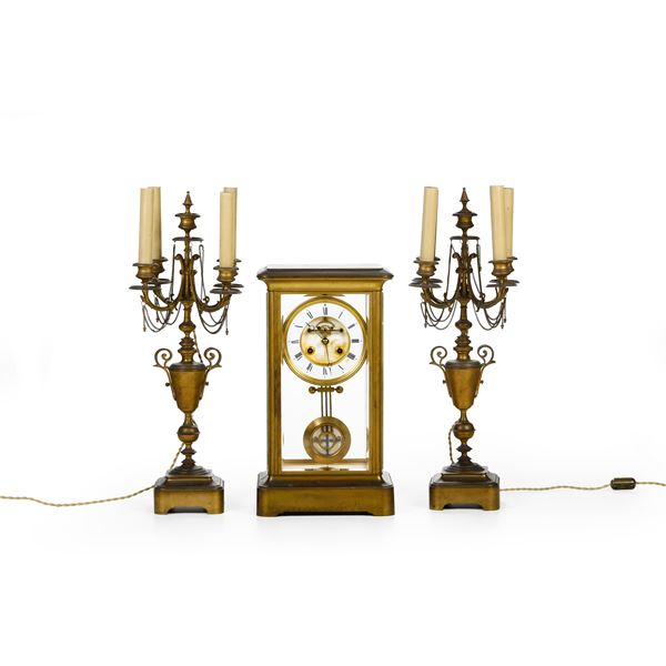 Orologio e coppia di candelabri. Francia, fine XIX secolo 