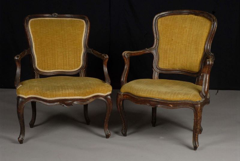 Due poltroncine Luigi XV in noce, XVIII secolo  - Auction Time Auction 1-2015 - Cambi Casa d'Aste