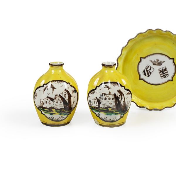 Coppia di vasetti e piattino. Albisola, XX secolo.