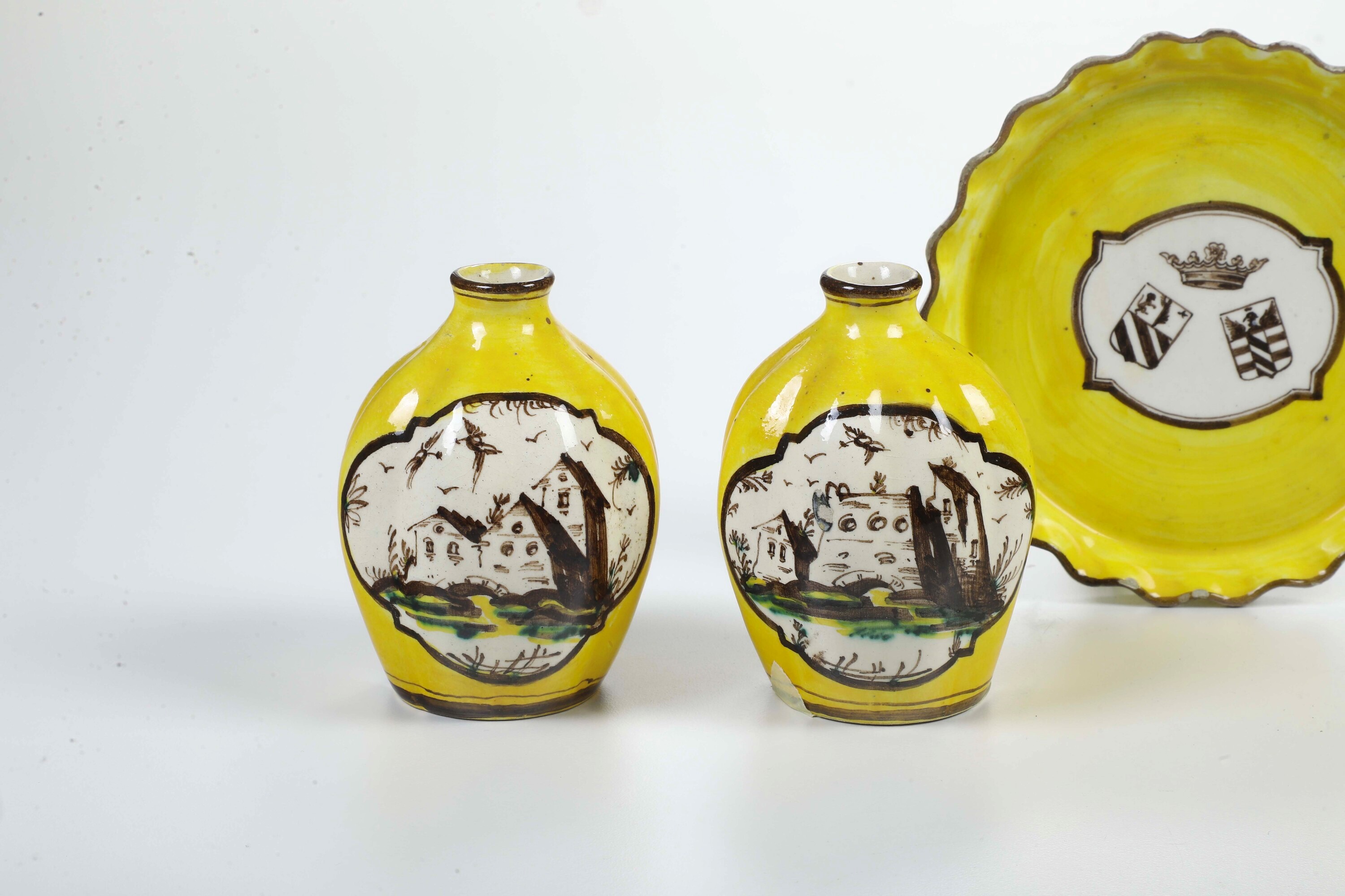 Coppia di Vasetti e Piattino. Albisola, XX Secolo.