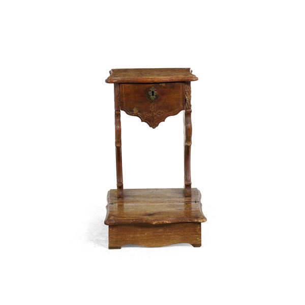 Inginocchiatoio in noce intagliato, XVIII secolo