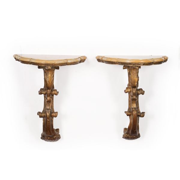 Coppia di consoline in legno dorato con piano in marmo