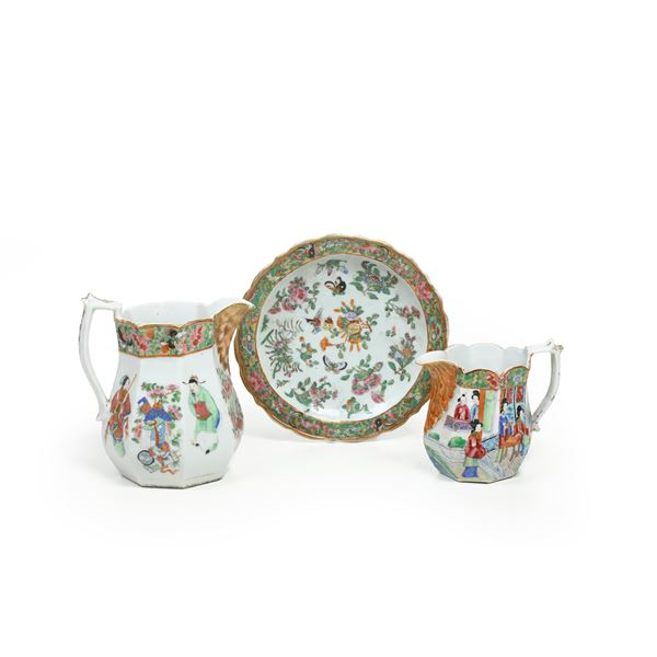 Lotto composto da tre oggetti in porcellana raffiguranti scena di corte con decori a motivi floreali, Canton, Cina, XX secolo