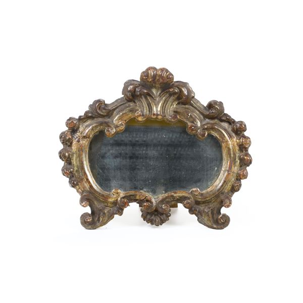 Cornice sagomata e dorata con specchio