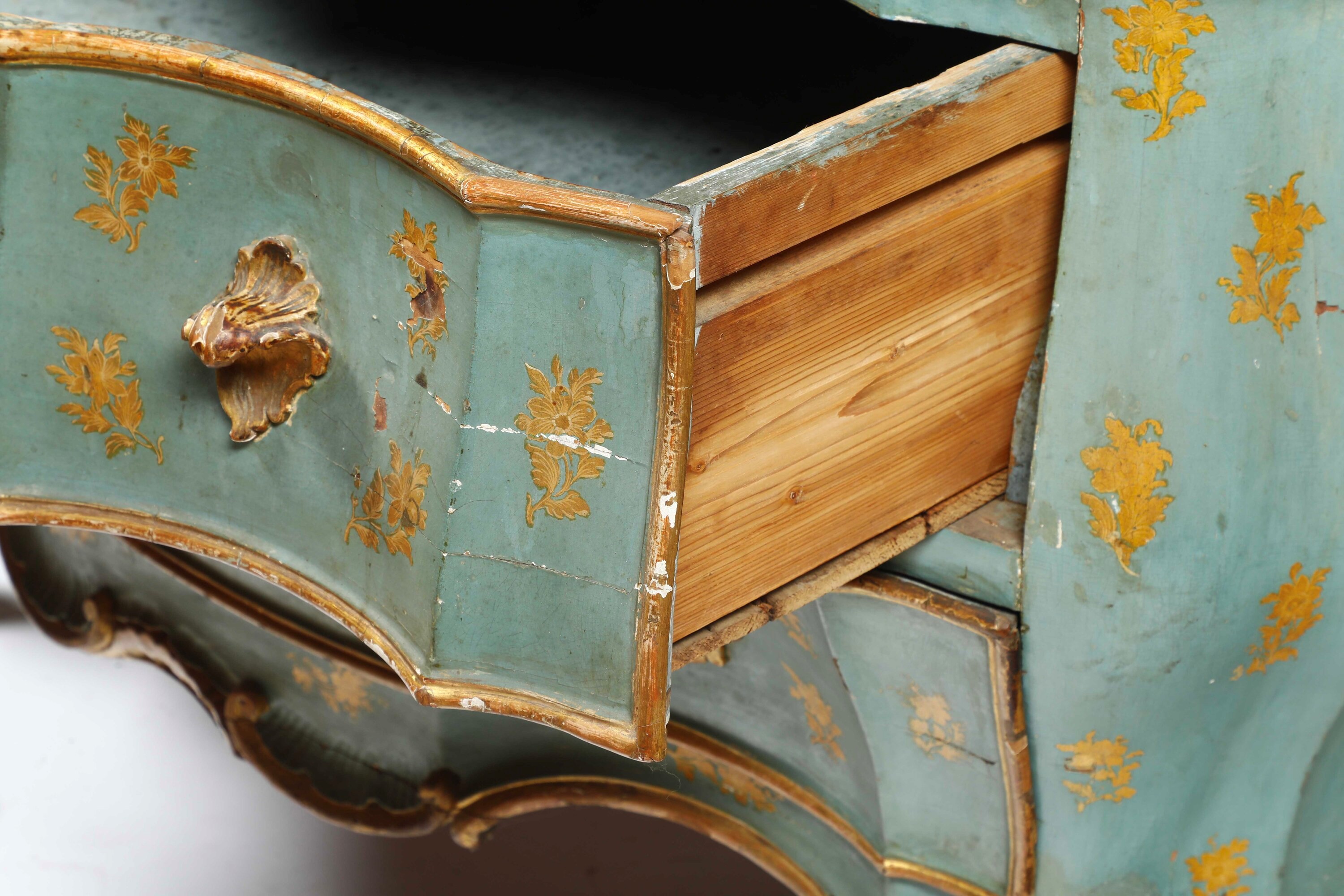 Cassettone laccato veneziano, laccatura verde-azzurro con decorazione floreale dorata, XVIII seco...