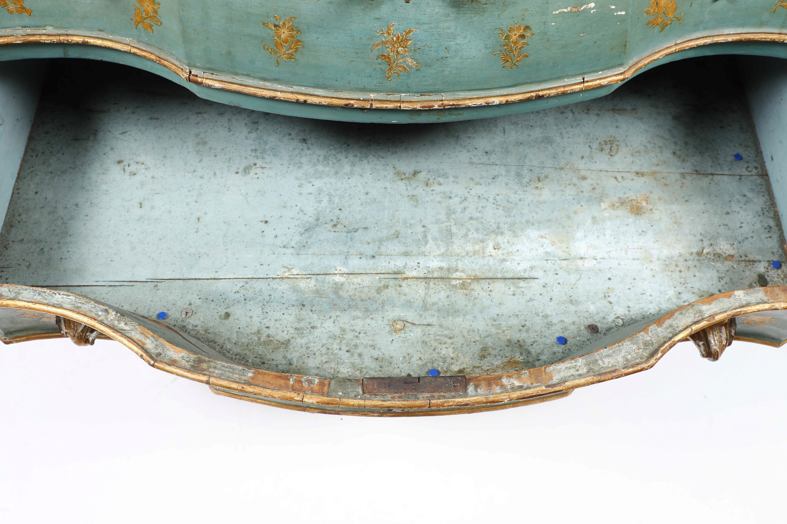 Cassettone laccato veneziano, laccatura verde-azzurro con decorazione floreale dorata, XVIII seco...