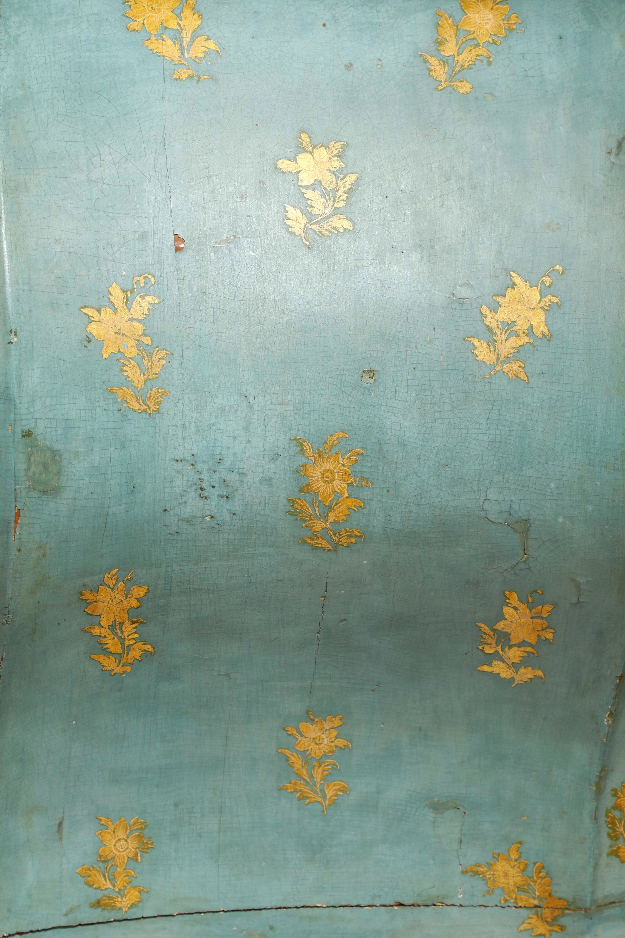 Cassettone laccato veneziano, laccatura verde-azzurro con decorazione floreale dorata, XVIII seco...