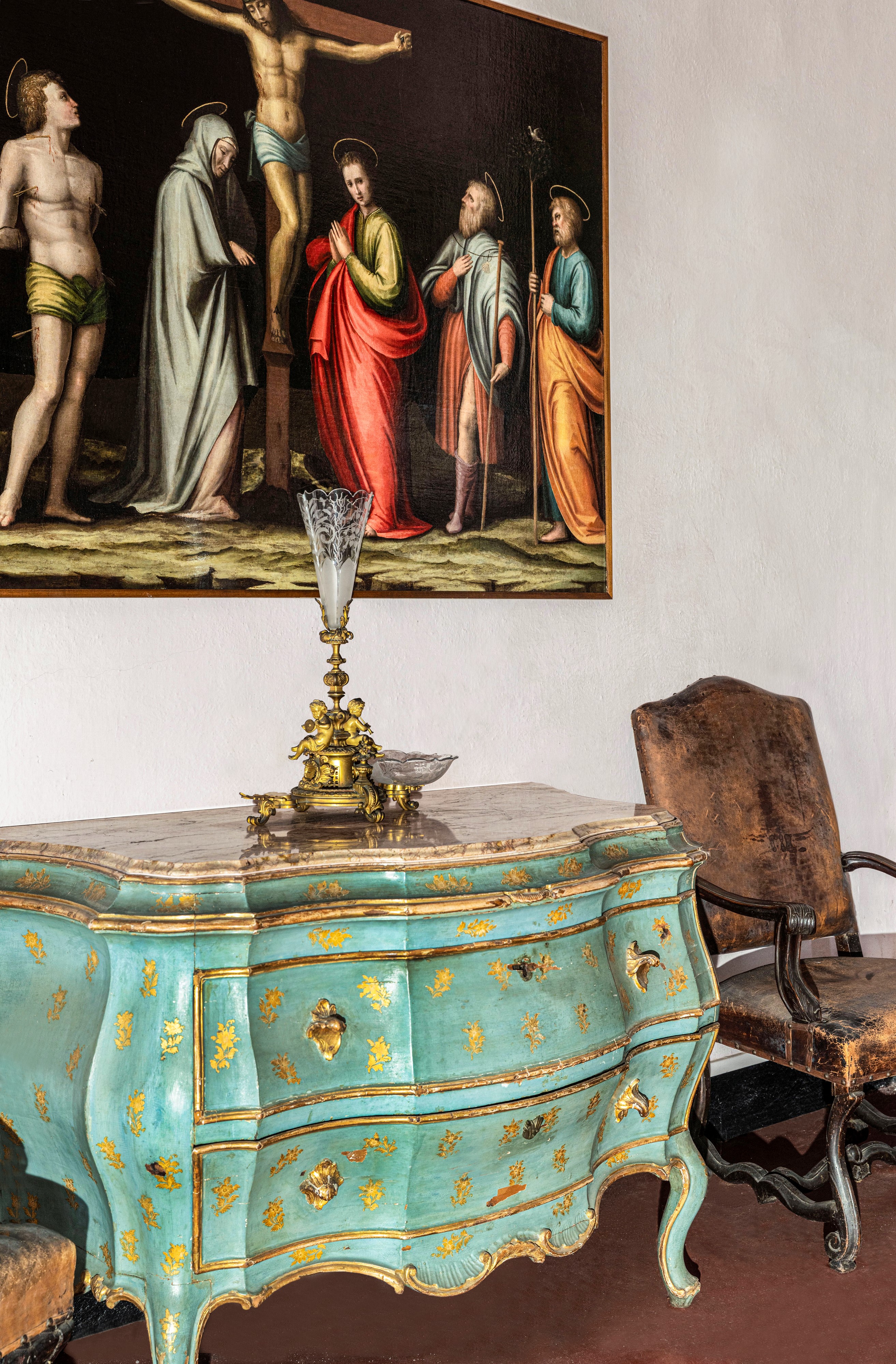 Cassettone laccato veneziano, laccatura verde-azzurro con decorazione floreale dorata, XVIII seco...