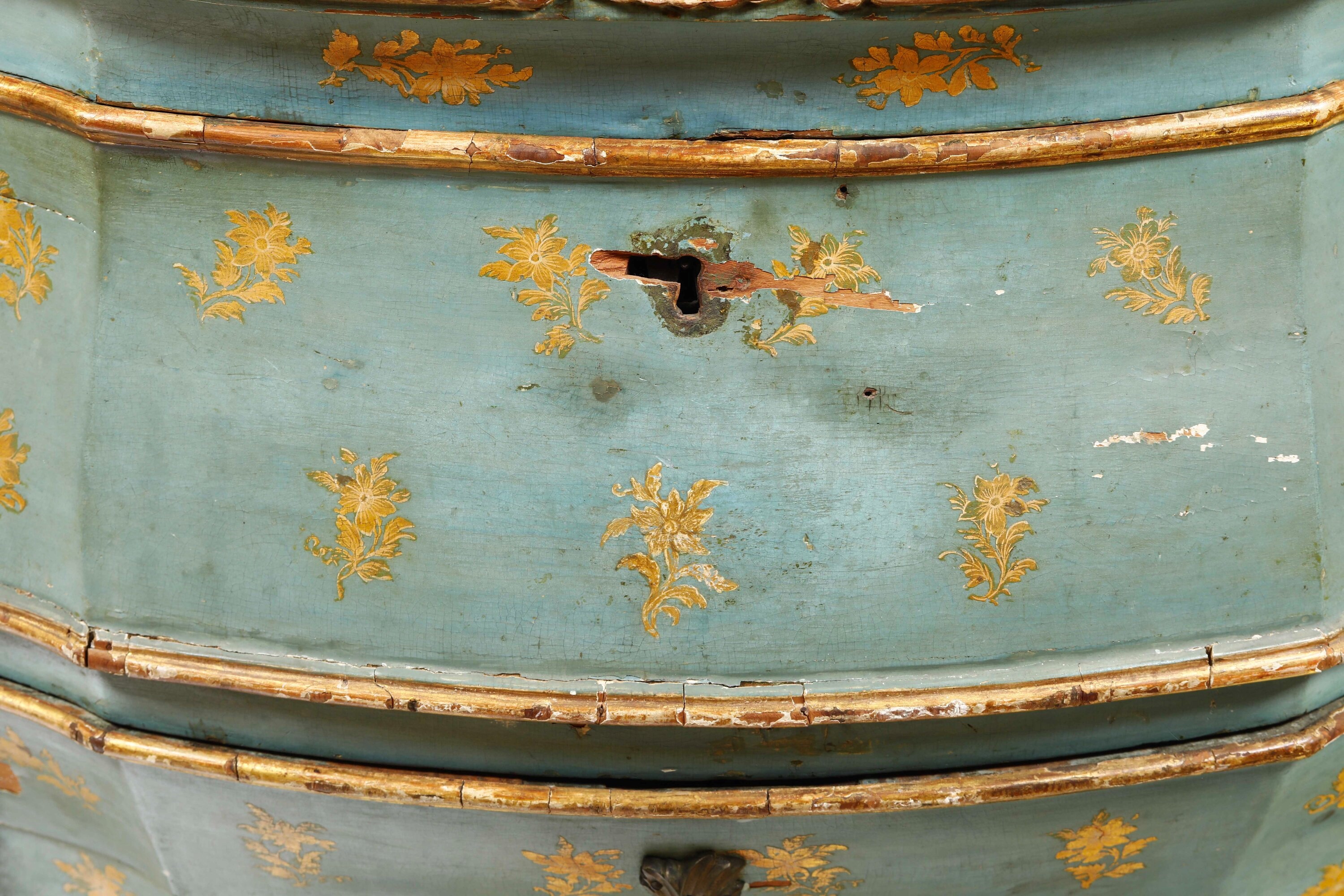 Cassettone laccato veneziano, laccatura verde-azzurro con decorazione floreale dorata, XVIII seco...