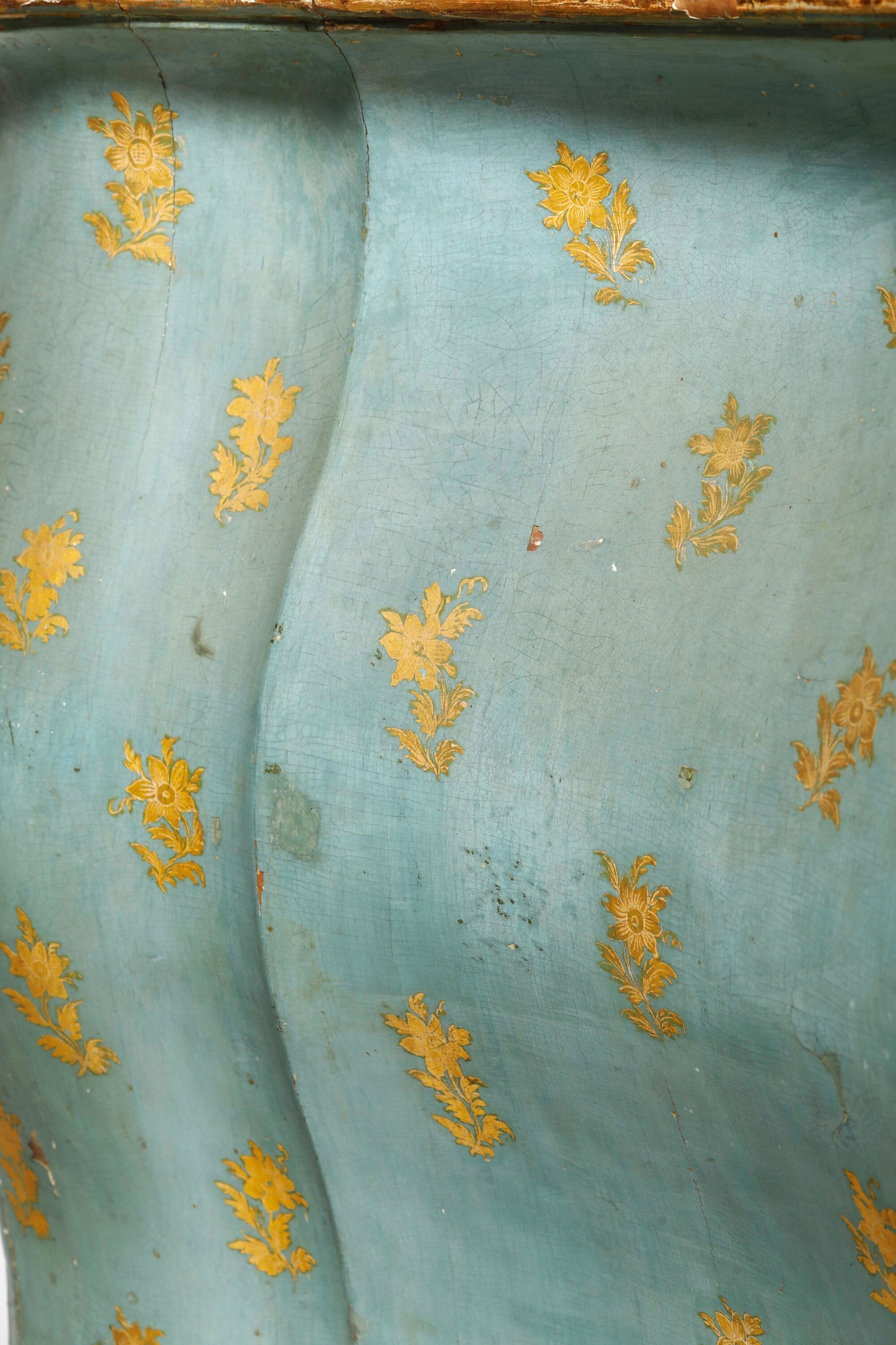 Cassettone laccato veneziano, laccatura verde-azzurro con decorazione floreale dorata, XVIII seco...