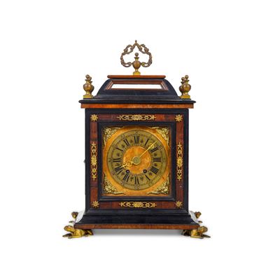 Orologio da appoggio in stile settecentesco, cassa impiallacciata in noce con parti in bronzo dor...