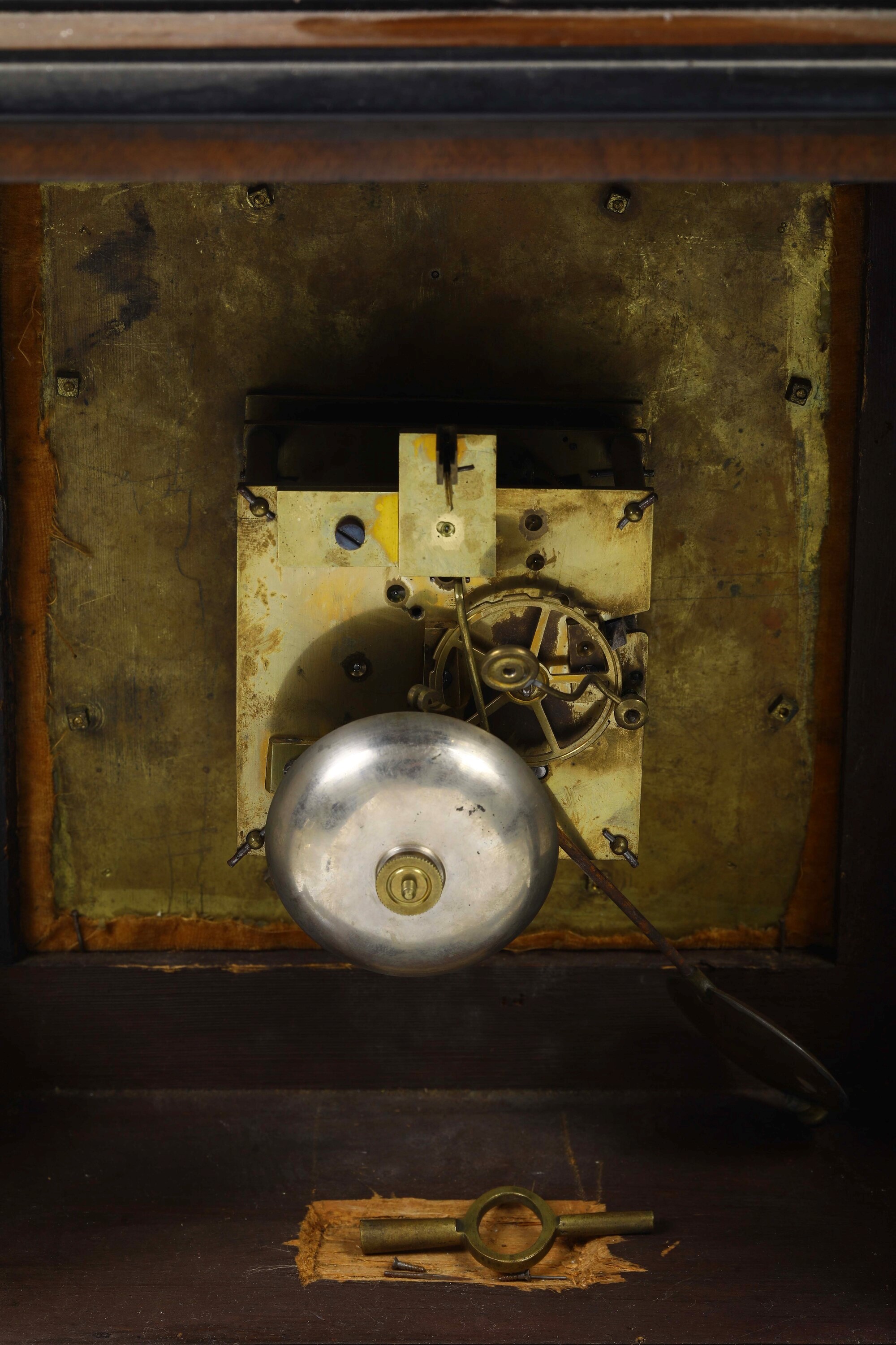 Orologio da appoggio in stile settecentesco, cassa impiallacciata in noce con parti in bronzo dor...