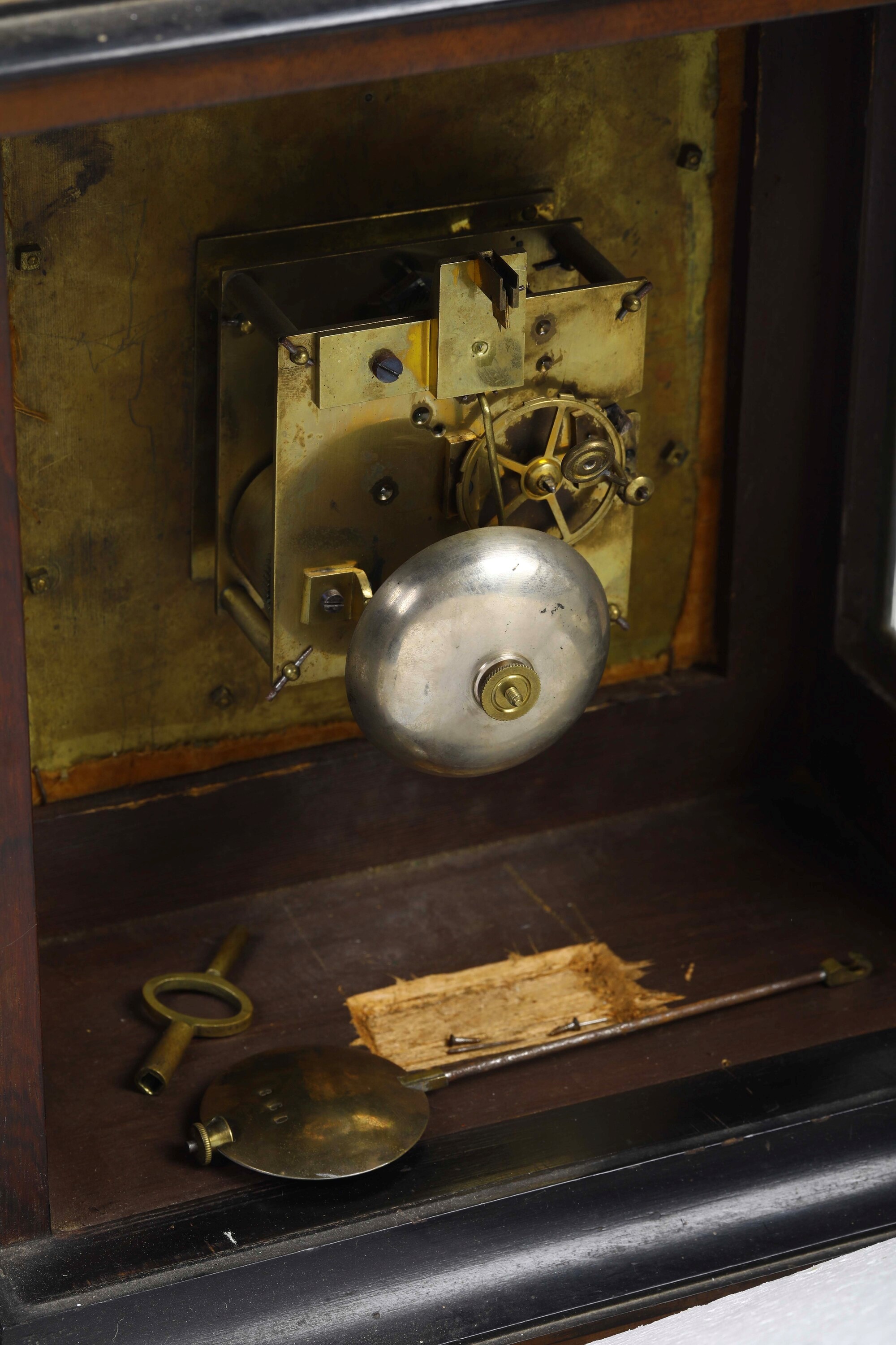 Orologio da appoggio in stile settecentesco, cassa impiallacciata in noce con parti in bronzo dor...
