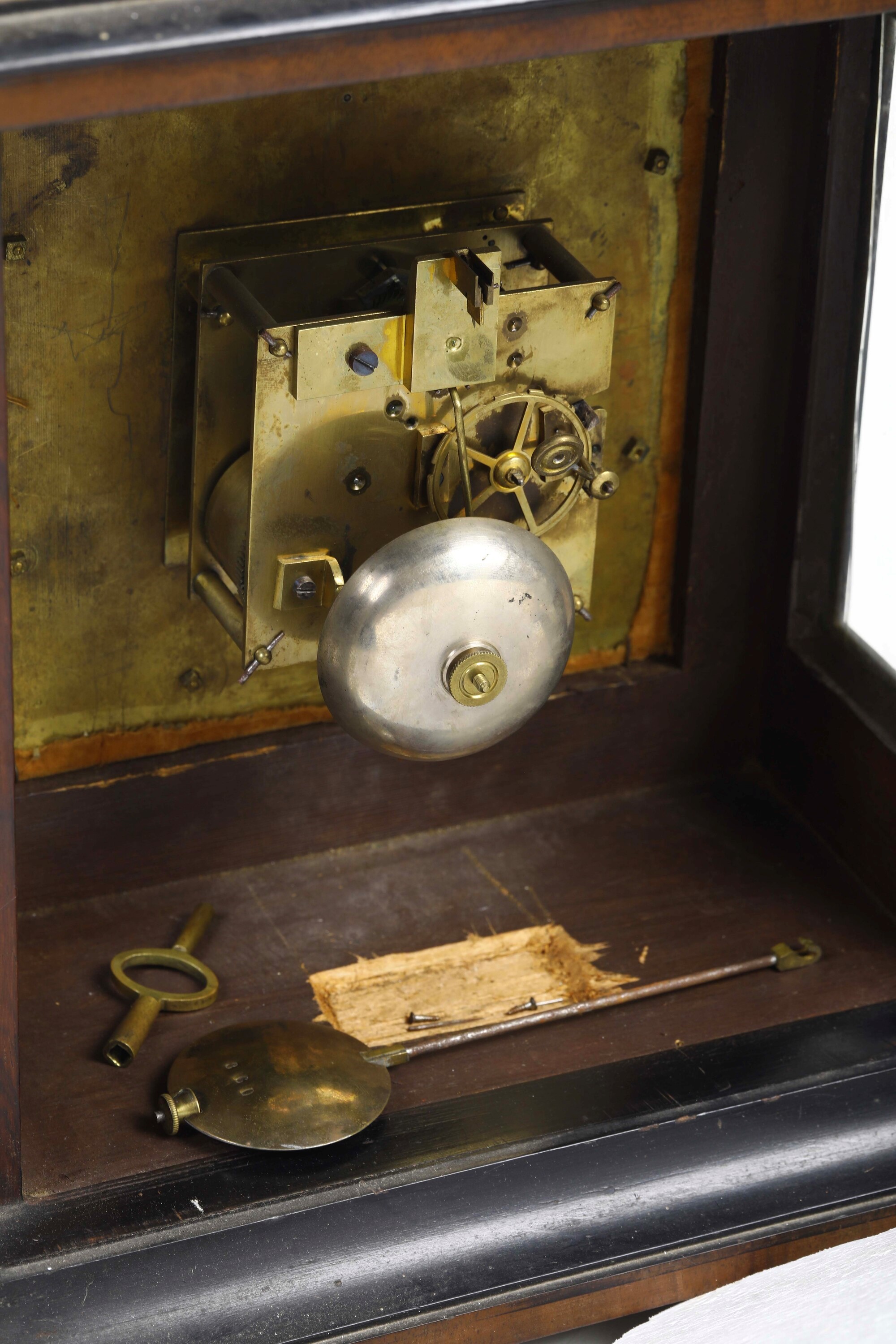 Orologio da appoggio in stile settecentesco, cassa impiallacciata in noce con parti in bronzo dor...