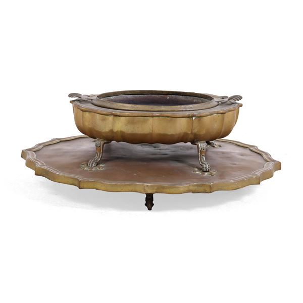 Braciere in ottone su base sagomata. XIX secolo