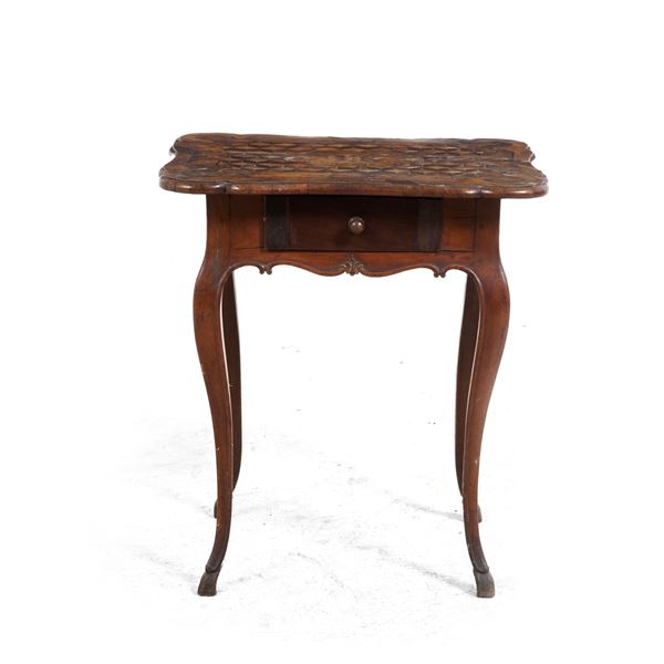 Tavolino intarsiato. XVIII secolo