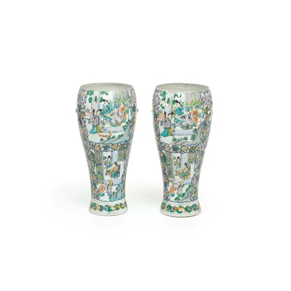 Coppia di vasi in porcellana raffiguranti scene di vita comune entro riserve e decori a motivi vegetali, Canton, Cina, XX secolo