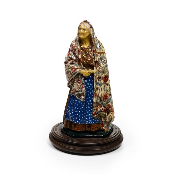 Figurina "Vecchia con il mezzaro". Albisola, Manifattura La Fenice di Manlio Trucco, 1925 circa.