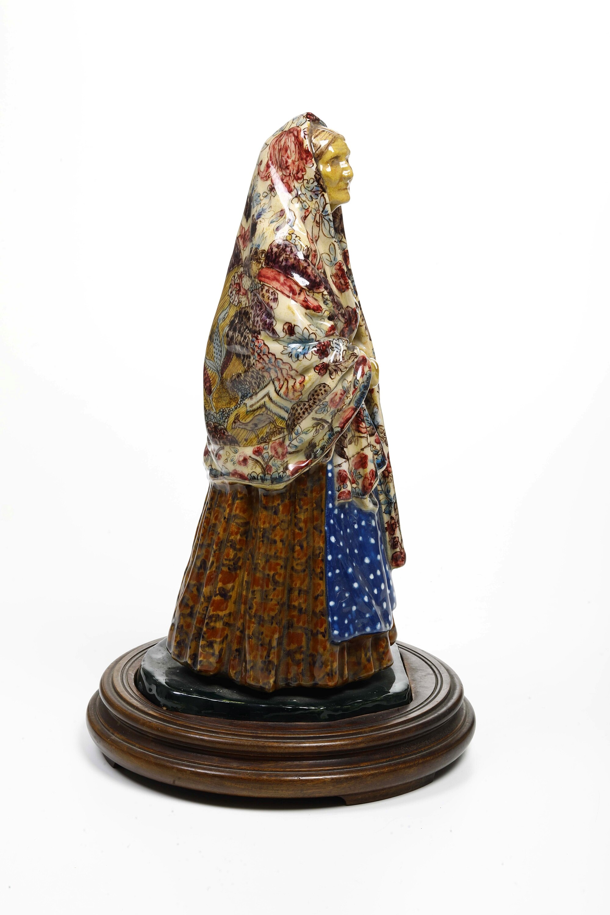 Figurina "vecchia con il Mezzaro". Albisola, Manifattura la Fenice di Manlio Trucco, 1925 Circa.