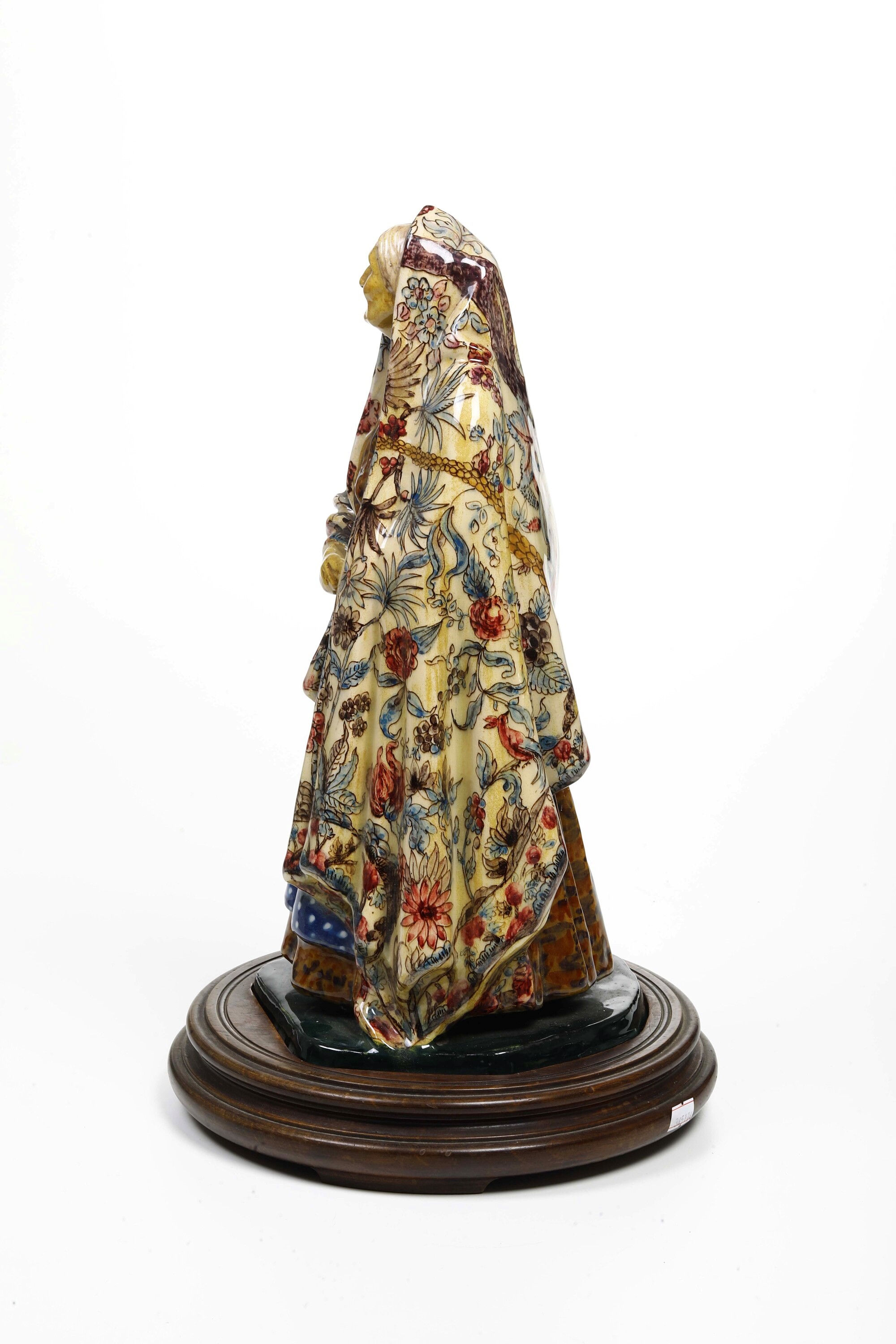 Figurina "vecchia con il Mezzaro". Albisola, Manifattura la Fenice di Manlio Trucco, 1925 Circa.
