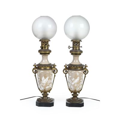 Coppia di Lampade a Petrolio Elettrificate. Francia, Ultimo Quarto del XIX Secolo.