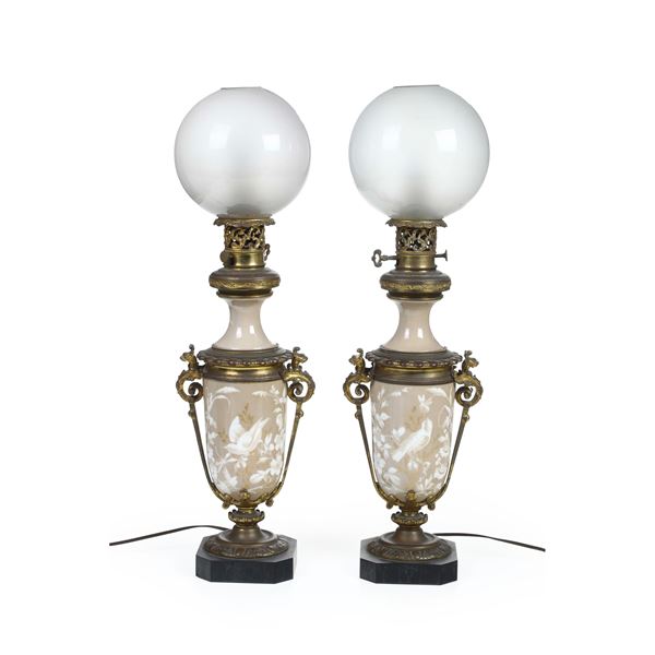 Coppia di lampade a petrolio elettrificate. Francia, ultimo quarto del XIX secolo.