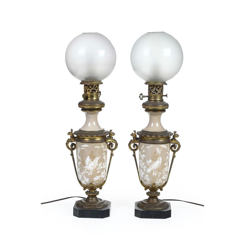 Coppia di lampade a petrolio elettrificate. Francia, ultimo quarto del XIX secolo.  - Auction Italian Mansions TIME - Cambi Casa d'Aste