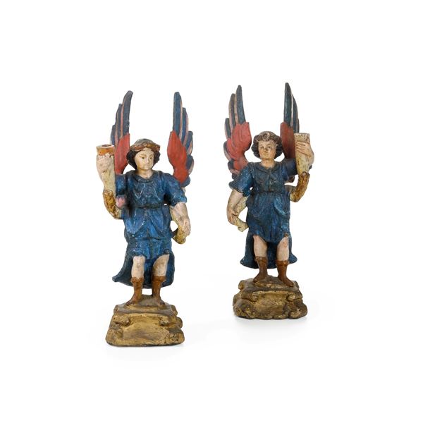 Coppia di angeli reggicero in legno policromo, XVII secolo