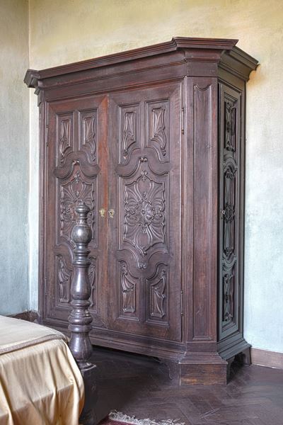 Armadio piemontese, Noce intagliato, XVIII secolo