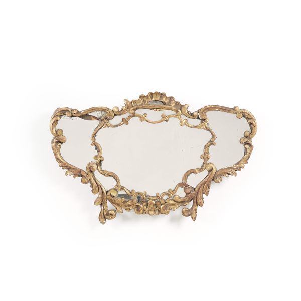 Coppia di specchiere in stile settecentesco. Elementi antichi