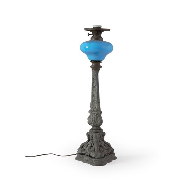 Lampada ad olio da tavolo con base in metallo