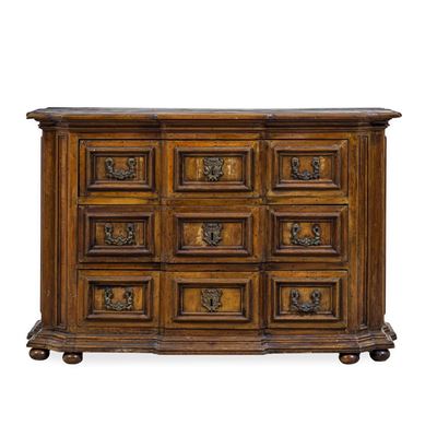 Cassettone, XVIII secolo, legno intagliato con linea spezzata e tre cassetti