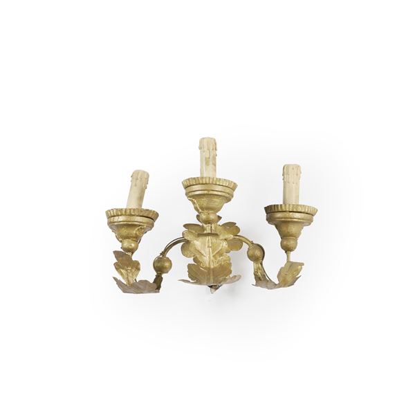 Applique in legno intagliato a tre luci in stile