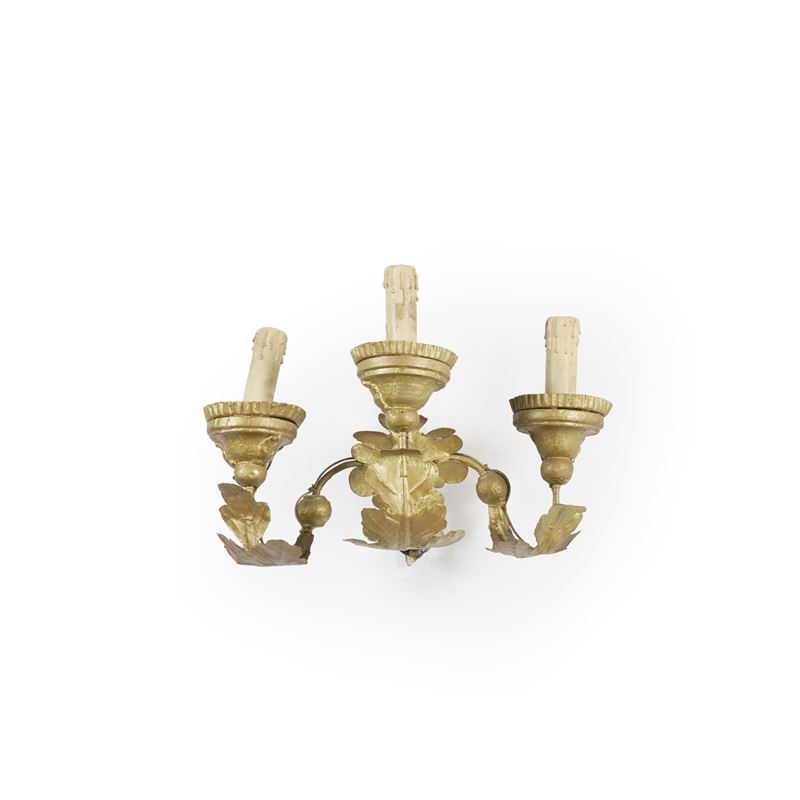 Applique in legno intagliato a tre luci in stile  - Auction Italian Mansions TIME - Cambi Casa d'Aste