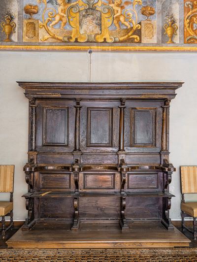 Stallo da coro, XVII secolo, noce intagliato