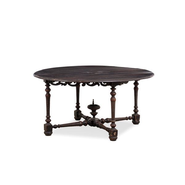 Tavolo in noce. Emilia, elementi antichi