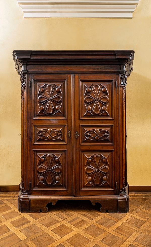 Grande armadio in noce. Genova, XVII secolo