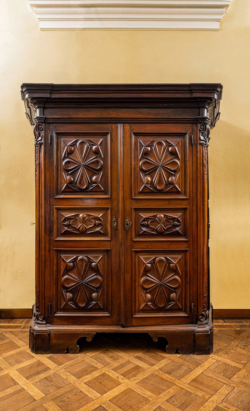 Grande armadio in noce. Genova, XVII secolo  - Auction Italian Mansions - Cambi Casa d'Aste