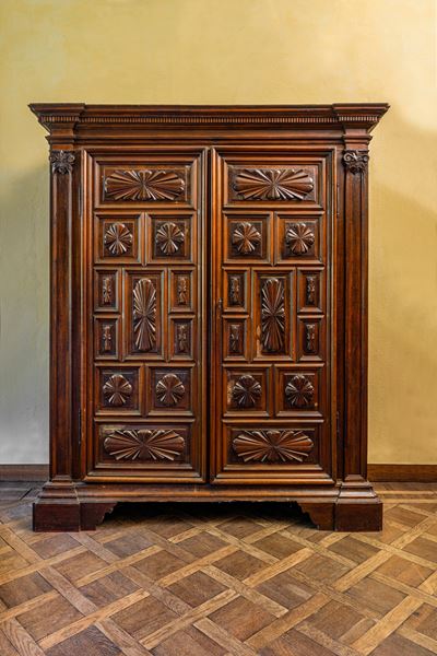 Grande armadio in noce, elementi del XVII secolo