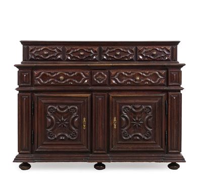 Credenza con alzata piemontese, intaglio in noce, inizio XVIII secolo