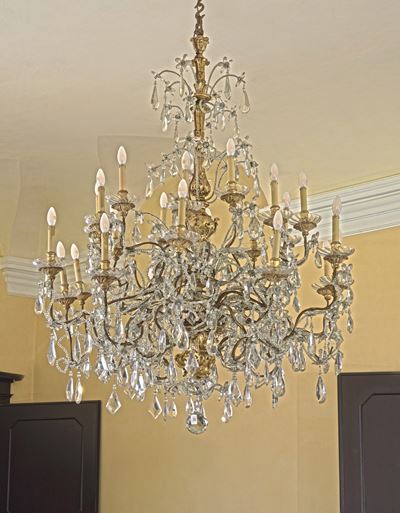 Grande lampadario genovese, legno intagliato e dorato con pendenti in vetro molato (XVIII secolo)