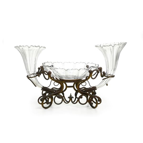 Centrotavola in metallo con vasi portafiori in cristallo, Francia, XIX secolo