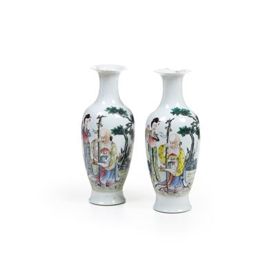 Coppia di Vasi in Porcellana Raffiguranti Scena di Vita Comune con Personaggi, Cina, XX Secolo