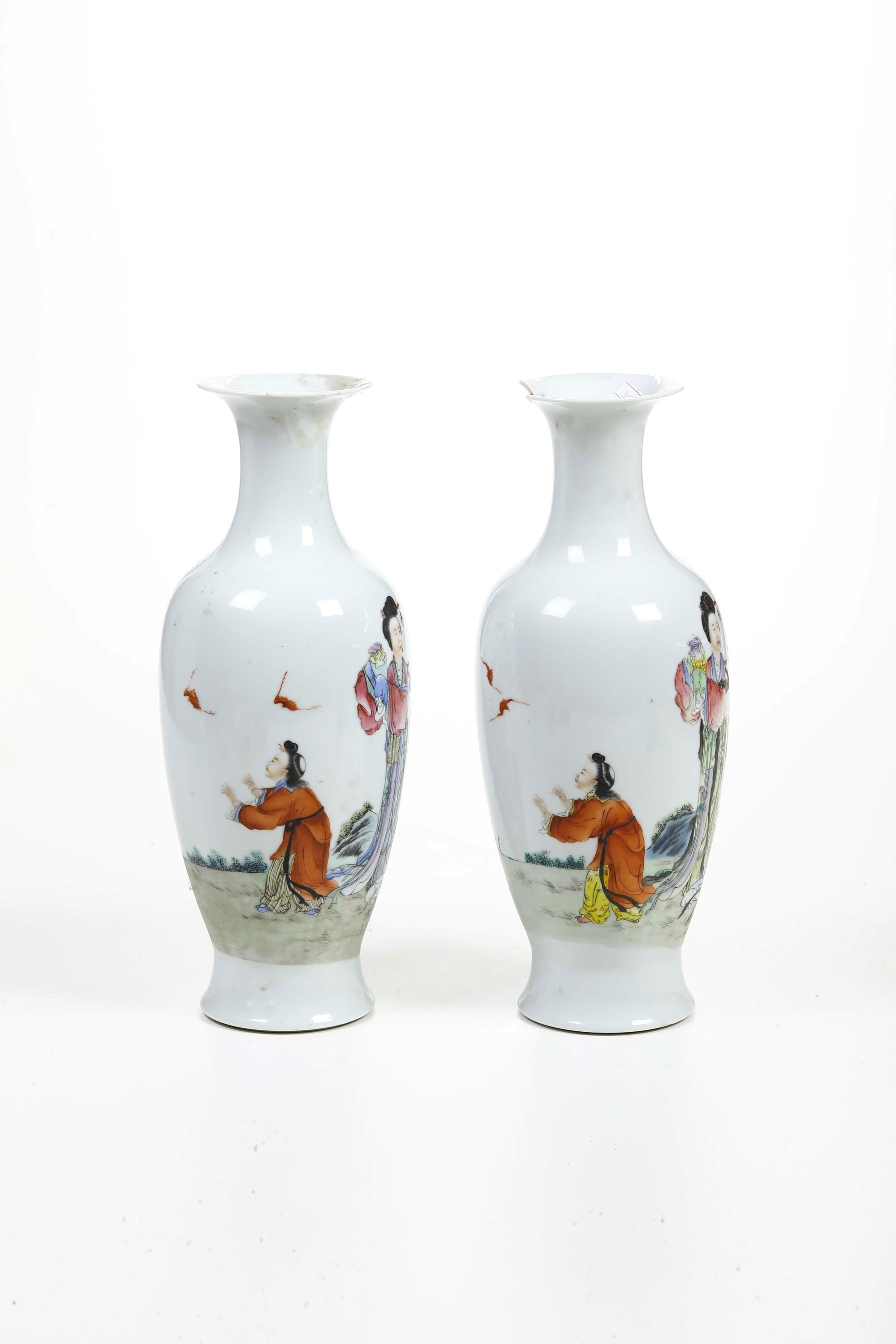 Coppia di Vasi in Porcellana Raffiguranti Scena di Vita Comune con Personaggi, Cina, XX Secolo